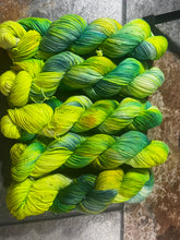 Load image into Gallery viewer, Daisy Daisy (sport)