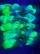 Load image into Gallery viewer, Daisy Daisy (sport)
