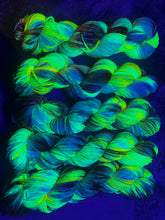 Load image into Gallery viewer, Golden Apple (worsted)
